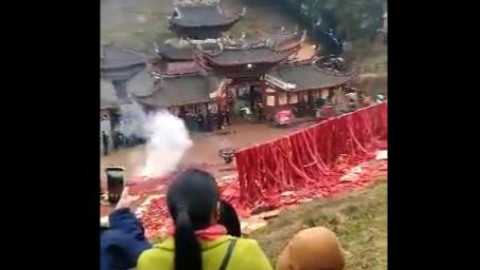 不知道这是哪里的风俗,这鞭炮放的也是没sei